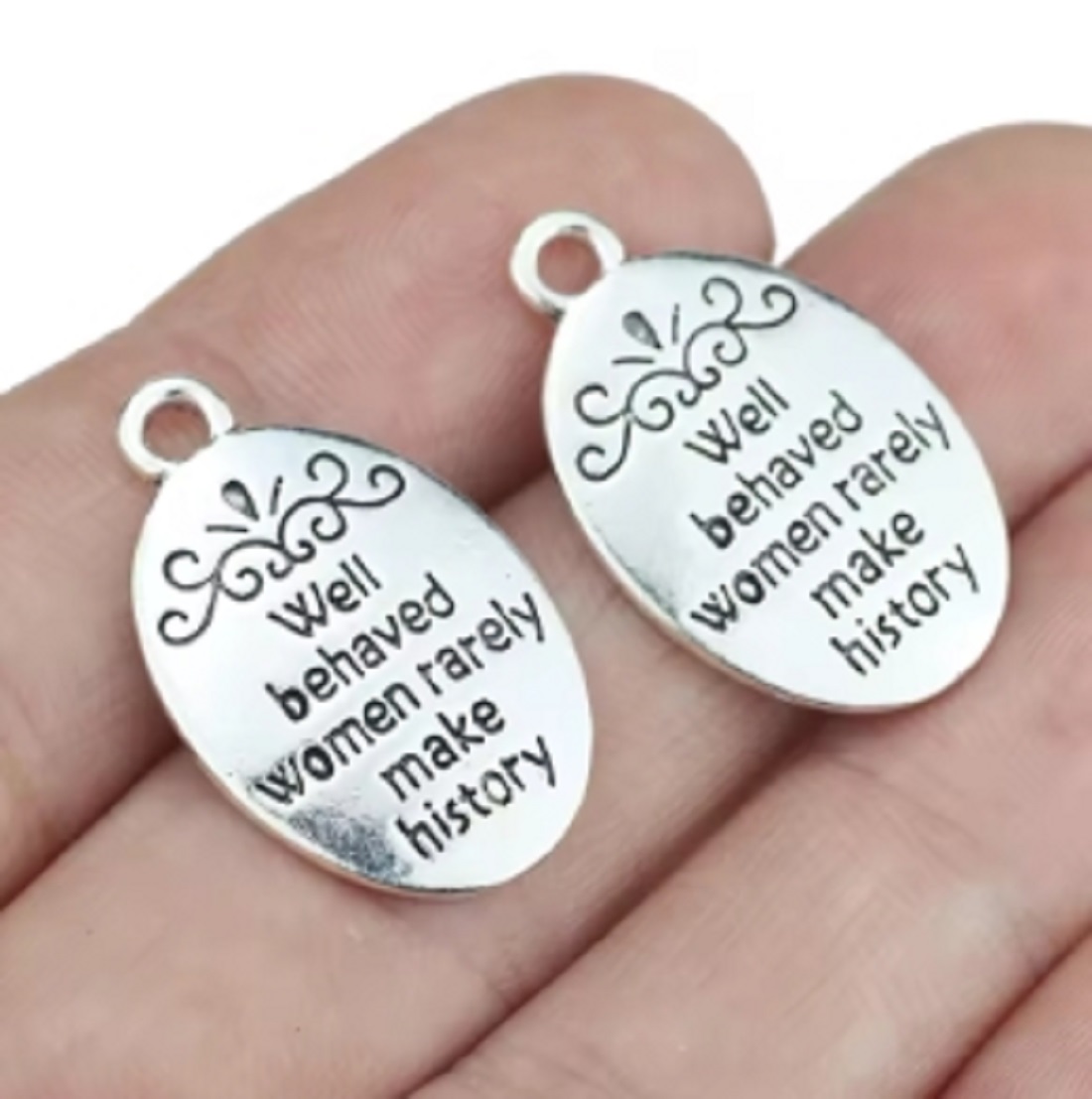Jewelry Making History - Breloques ovales en forme de lettre